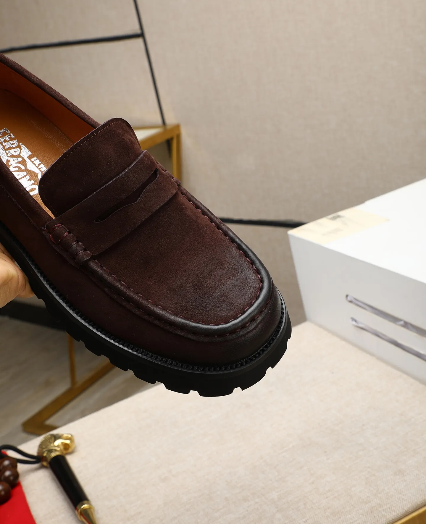Men's shoes 💰520 📛📛(water-dyed cow lining) Salvatore Ferragamo high-end (Salvatore Ferragamo) is the world's top luxury footwear brand. It comes from the fashion kingdom of Italy. It is famous all over the world for its traditional handmade design and novel styles... 🚶🏻🚶🏻New suit shoes are on sale simultaneously at the counter. This model is purely handmade. The fabric is imported Italian calfskin➕soft water-dyed cowhide lining. Original authentic outsole🌀🌀Size: 38➖44.